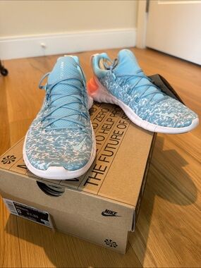 NIB Nike Free Run Knit Running Shoes with Orange Heel Accent